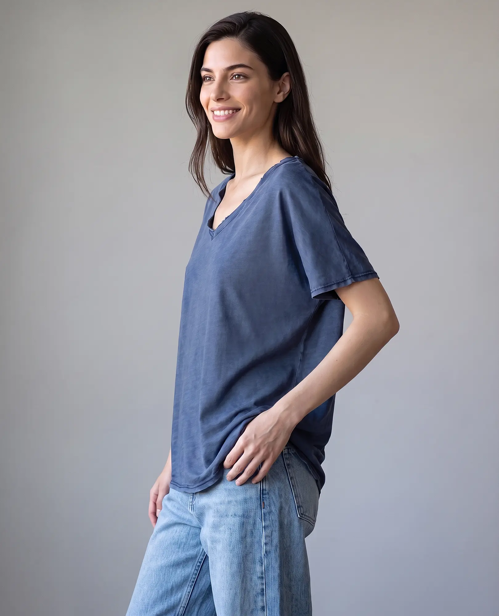 חולצת וי קלאסית - Image 4