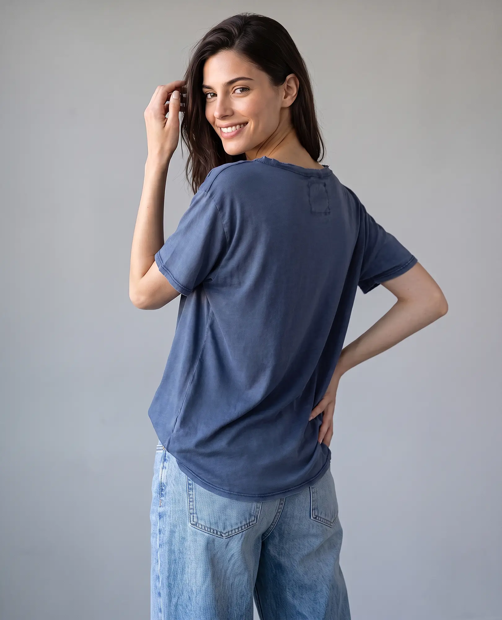 חולצת וי קלאסית - Image 6